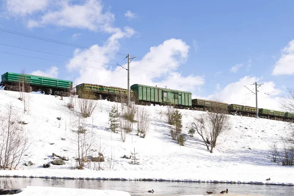 Yük treni Demiryolları tarafından kışın taşıma