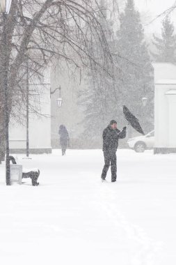 Bir şehirde kötü hava: yoğun kar yağışı ve blizzard kışın, dikey