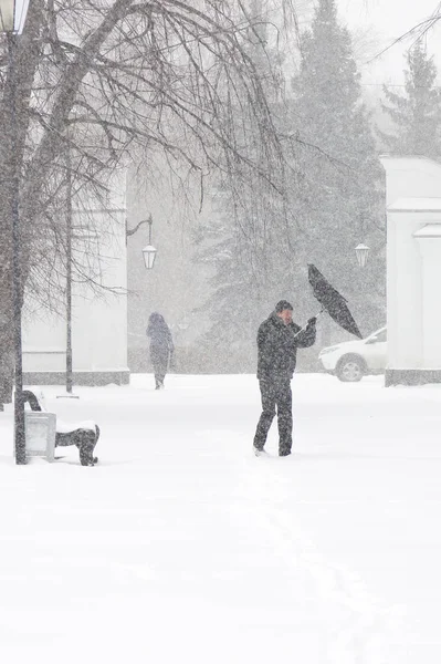 Schlechtes Wetter in einer Stadt: Starker Schneefall und Schneesturm im Winter, senkrecht Stockbild