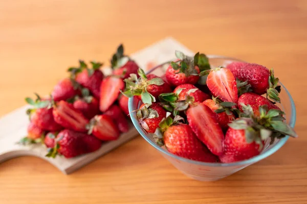 Freshly Cut Strawberries Wooden Cutting Board Delicious Strawberries Glass Bowl — Stock Photo, Image