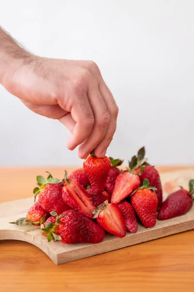 Hand Picking Strawberry Wooden Cutting Board Healthy Food Concept Fruits — Stock Photo, Image