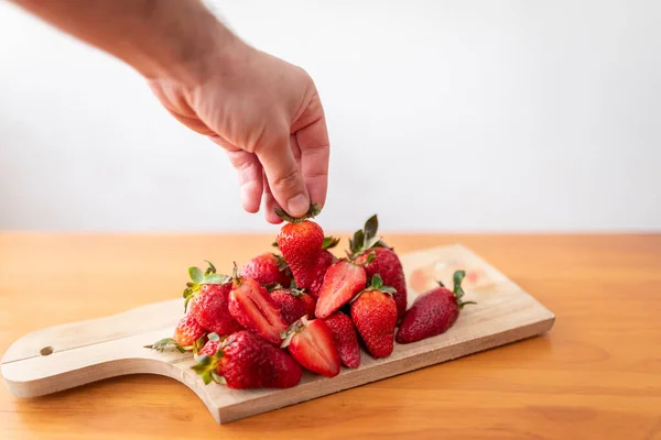 Hand Picking Strawberry Wooden Cutting Board Healthy Food Concept Fruits — Stock Photo, Image