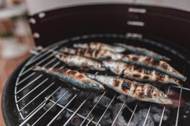 Barbeküde taze ızgara sardalya. Izgara yemek. Sıcak kömürde ızgara sardalya. Sağlıklı gıda konsepti. Akdeniz mutfağı. İspanyol ve Portekiz sahillerinin tipik yemekleri..