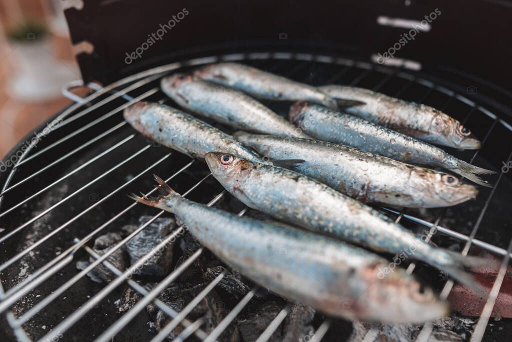 Sardinas frescas crudas preparadas para la parrilla. Sardinas a la
