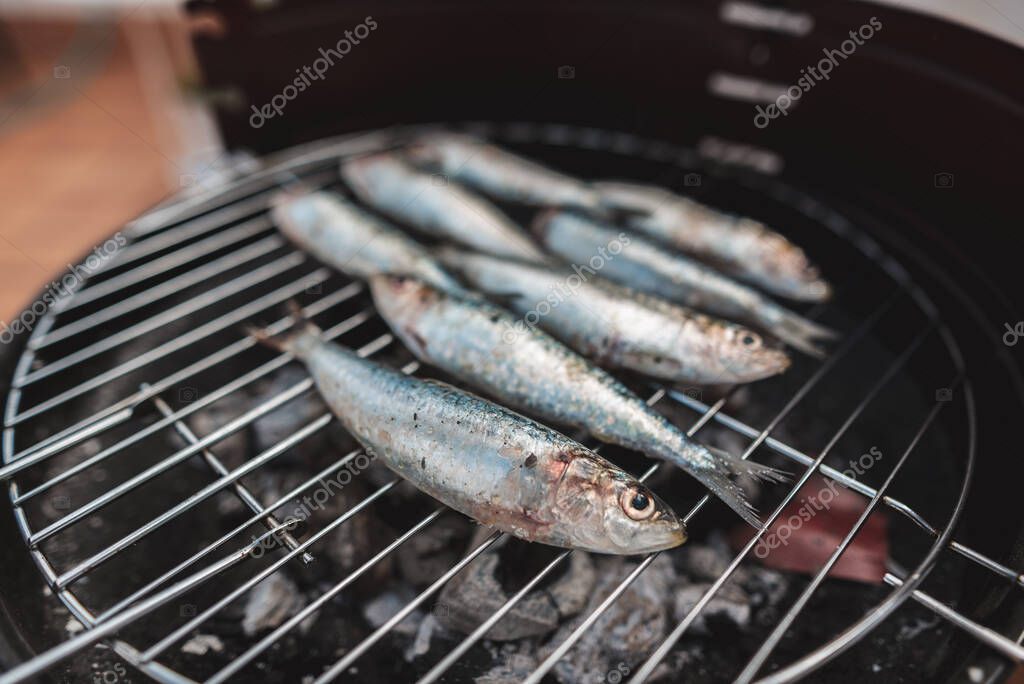 Sardinas frescas crudas preparadas para la parrilla. Sardinas a la