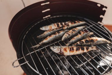 Barbeküde taze ızgara sardalya. Izgara yemek. Sıcak kömürde ızgara sardalya. Sağlıklı gıda konsepti. Akdeniz mutfağı. İspanyol ve Portekiz sahillerinin tipik yemekleri. Piknik konsepti.