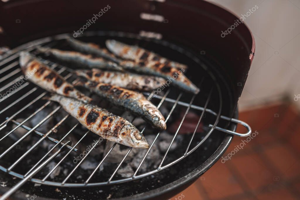 Sardinas recién asadas en una barbacoa. Comida a la plancha. Sardinas a