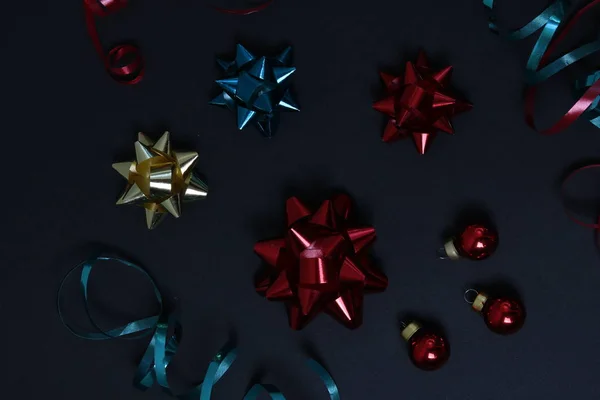 Multi-gekleurde ornamenten en rode ballen liggen op een achtergrond — Stockfoto