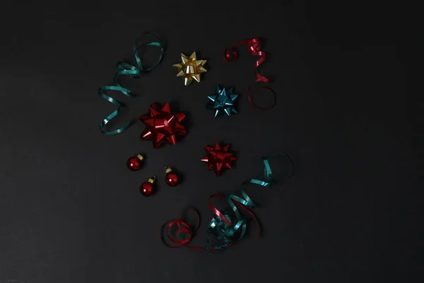 Festliche Dekorationsbänder Geschenkschleifen Und Kleine Rote Kugeln — Stockfoto
