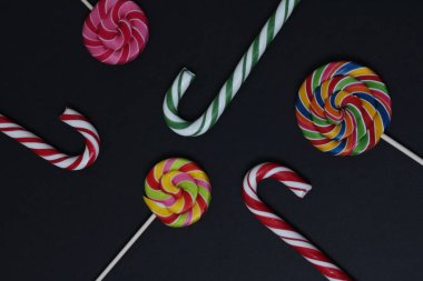 renkli lolipoplar ve karamel