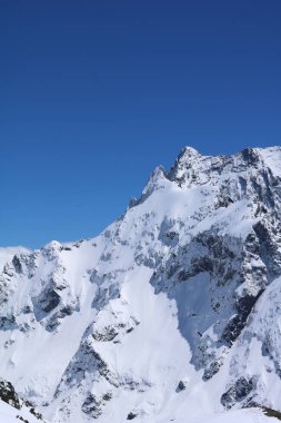 Karla kaplı dağ zirveleri