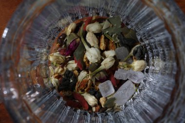 Çiçekli, çörekli fincanda güzel bir çay.