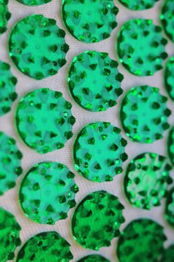 Masaj minderinde virüse benzer yeşil yuvarlak çiviler var.