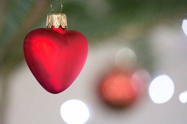 Kırmızı noel süslemesi kalp bulanık beyaz yeşil noel ağacı arka planı