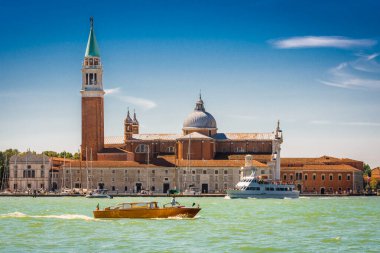 Venedik, Veneto / İtalya 20 Ağustos 2015: Chiesa di San Giorgio Maggiore ve Büyük Kanal günbatımında, Adriyatik Denizi.