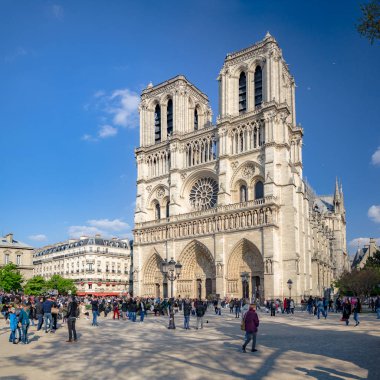 Paris, Ile-de-France - 13 Nisan 2019: Notre Dame de Paris Katedrali, felaketten iki gün önce
