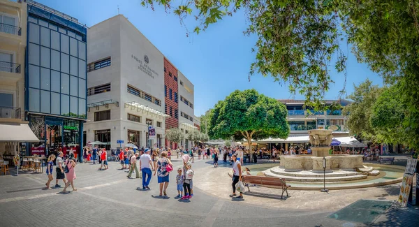 HERAKLION, CRETE, GRECIA - 08 DE JULIO DE 2019: Plaza de los Leones, Fuente del León o también Fontana Morosini, los Leones en Heraklion —  Fotos de Stock