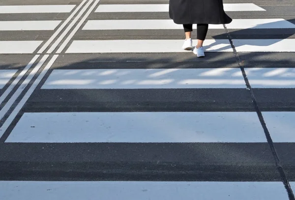 Χαμηλό Τμήμα Του Κοριτσιού Ντυμένος Μαύρο Και Άσπρο Διασχίζουν Δρόμο — Φωτογραφία Αρχείου