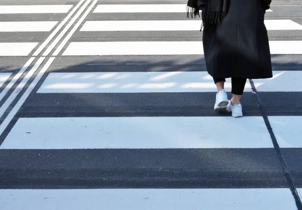 Schwarzweiß Gekleidete Mädchen Überqueren Die Straße Der Kreuzung — Stockfoto