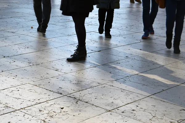 Niedriger Abschnitt Der Beine Auf Dem Bürgersteig — Stockfoto