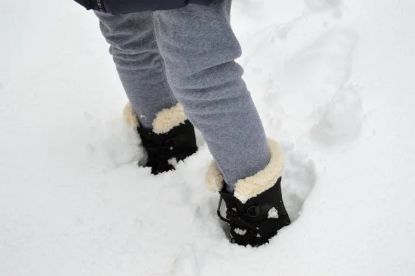Низкая Часть Ног Ребенка Снегу — стоковое фото