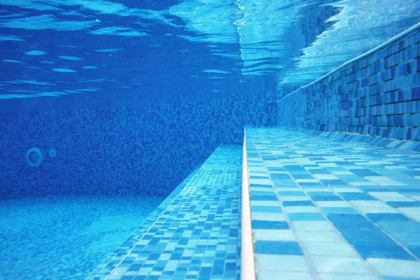 Unterwasseraufnahme Von Treppen Und Fliesen Beckenboden — Stockfoto