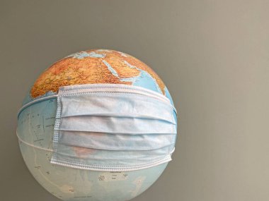 Cerrahi maskeli toprak küresi görüntüsü 