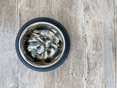 Bir kasede taze balık kafaları