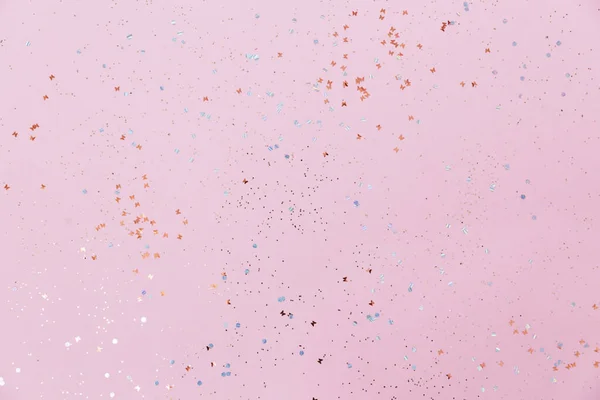 Pembe arka plan ve konfeti. Tasarımcılar için pankart. Parlak.