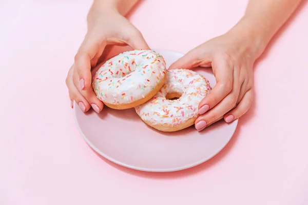 Two donuts on a pink plate on a pink background. — Stock Photo, Image