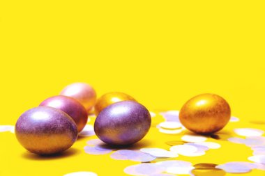 Masada bir sürü Paskalya yumurtası var..