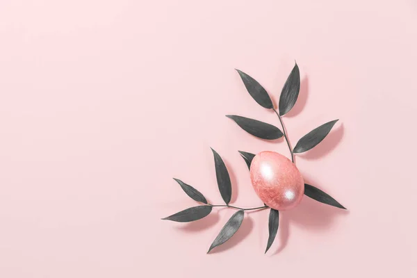 Un huevo de Pascua sobre un fondo rosa . — Foto de Stock