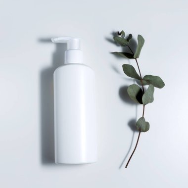 Antiseptik için plastik beyaz şişe ya da beyaz bir masada okaliptüslü jöle. .