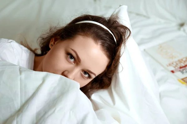 Una Chica Hermosa Está Descansando Sonriendo Leyendo Libro Chica Cama — Foto de Stock