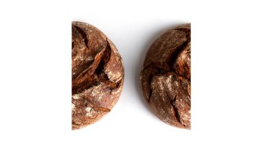 İzole edilmiş beyaz arka planda ekmeksiz çavdar ekmeği. Tasarımcı için hazır konsept. Uzayı kopyala Poster için afiş, ürün reklamı, metin için yer.