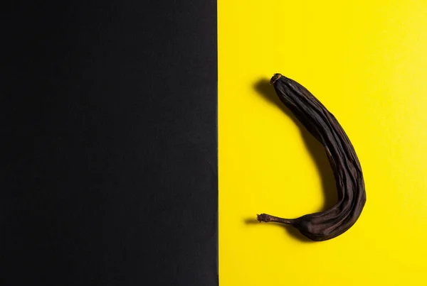 Plátano Seco Sobre Fondo Papel Negro Vista Desde Arriba Acostado — Foto de Stock