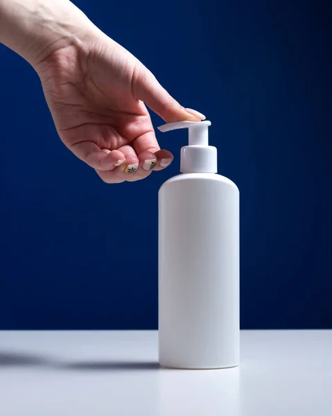 Botella Blanca Desinfectante Una Mesa Blanca Niña Presiona Dispensador Para — Foto de Stock