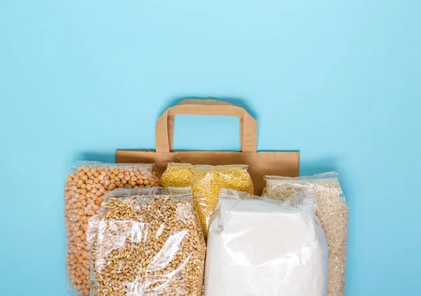 Comida para donaciones. .. Entrega de comida en una bolsa ecológica. Estilo laico plano . — Foto de Stock