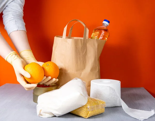 Las manos sostienen la bolsa de comida. Comida para donaciones. .. Entrega de comida en una bolsa ecológica . — Foto de Stock