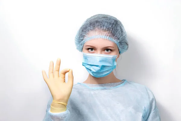Tıp üniformalı genç bir doktor her şeyin yoluna gireceğini söylüyor.
