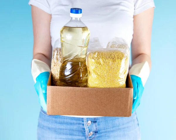 Una Chica Con Guantes Látex Sostiene Una Caja Comida Para — Foto de Stock