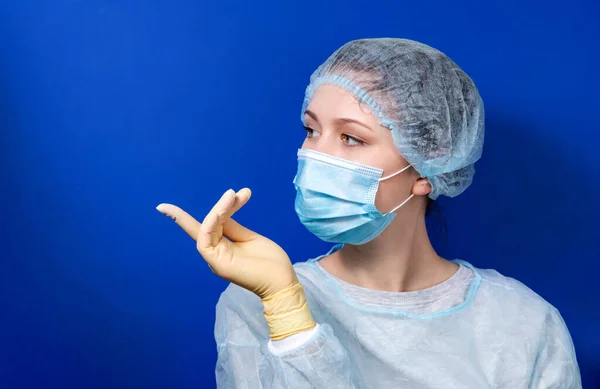의사는 포스터를 가리킨다 여인의 의사는 공책에 새겨진 지적한다 문자를 의학적 — 스톡 사진