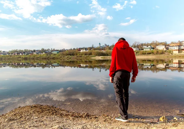 Joven Cerca Del Río Fuera Ciudad — Foto de Stock