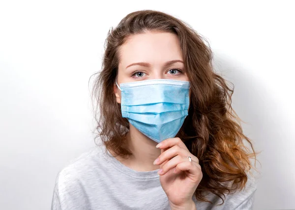 Una Joven Pone Una Mascarilla Médica Aislar Banner Médico Relevante — Foto de Stock