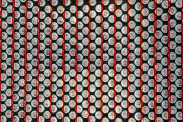 Macro close-up de capacitores eletrolíticos de polímero alinhados de perto componentes eletrônicos de hardware de comunicação embalados para produção em massa — Fotografia de Stock