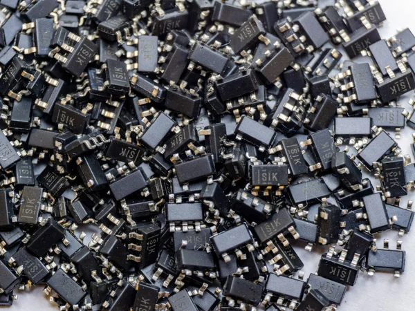 Abstrakte Nahaufnahme verstreuter Chip-Halbleiterkomponenten für die Oberflächenmontage — Stockfoto