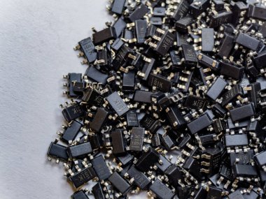 Dağılmış yüzey montaj çipi bilgisayar yarı iletken bileşenlerinin soyut yakın plan görüntüsü