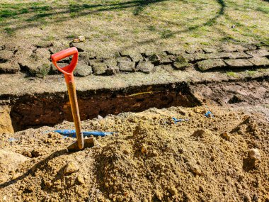 Yeraltı borularında devam eden derin siperlerin yanında eski toprak sergisi güneşli bahar günlerinde ana bahçe alanı kuruyor.