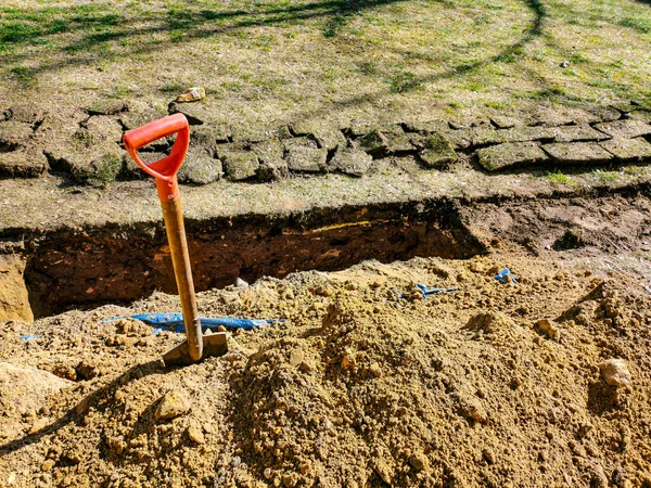 Yeraltı borularında devam eden derin siperlerin yanında eski toprak sergisi güneşli bahar günlerinde ana bahçe alanı kuruyor.