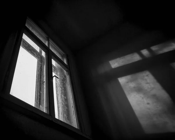 暗い部屋で屋外からの影と光ビームを持つヴィンテージタイルの二重窓フレームにモノクローム絶縁底ビュー — ストック写真